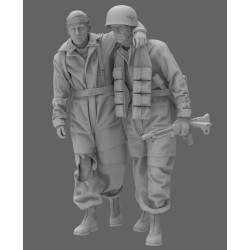 Fallschirmjäger met een gewonde kameraad  -  BlackSnake Model (1/35)
