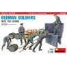 German Soldiers with Fuel Drums (Special Edition) - MiniArt (1/35)